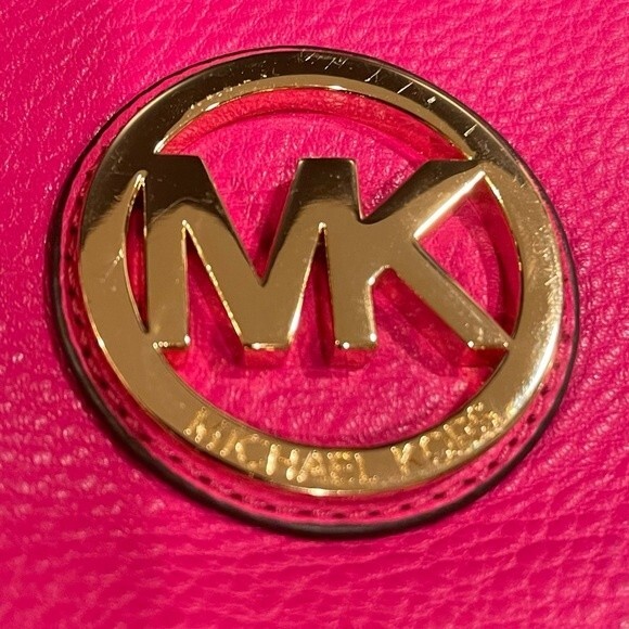 Michael Kors Pebbled Leather
Pink Fulton wristlet - Picture 1 of 7